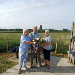 Bloemstuk leggen bij monument Gebr. Meuwsen op 16 september 2023
