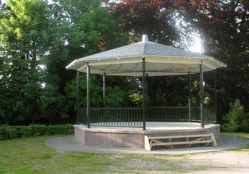 8-zijdige muziekkoepel met open wanden een een houten trapje.